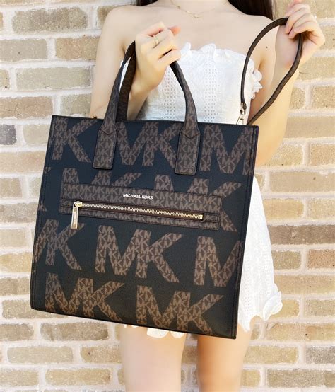 michael kors black purse with brown in the middle